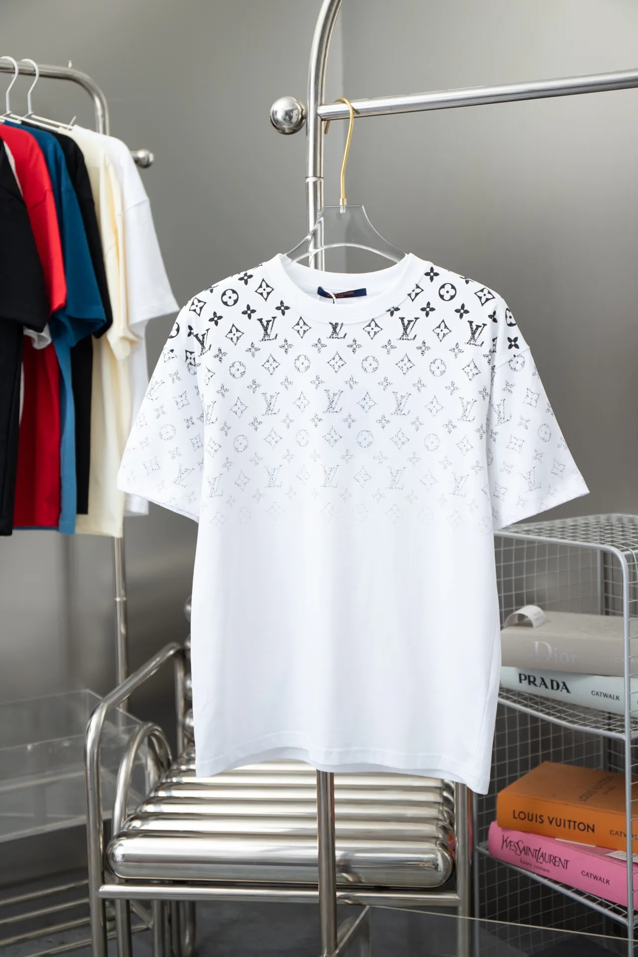 🅿️180 High-quality Lv 2025 early spring new model, MONOGRAM presbyopic gradient short-sleeved T-shirt, using digital printing technology to render pixel light and shadow for the Monogram gradient pattern, and its silk-screen texture and knitting effect complement each other. Synchronized with the official website, pure cotton fabrics at the counter! Comfortable against the skin, durable and easy to wear, meticulous original craftsmanship, custom-made 260g vat-dyed fabric, very comfortable to the touch, latest brick cabinet synchronization, OS off-shoulder version, fashionable and individual, super versatile and good-looking, very suitable for both men and women, must-have style, hang tag, collar label, washed wheat, complete with three labels S M L XL